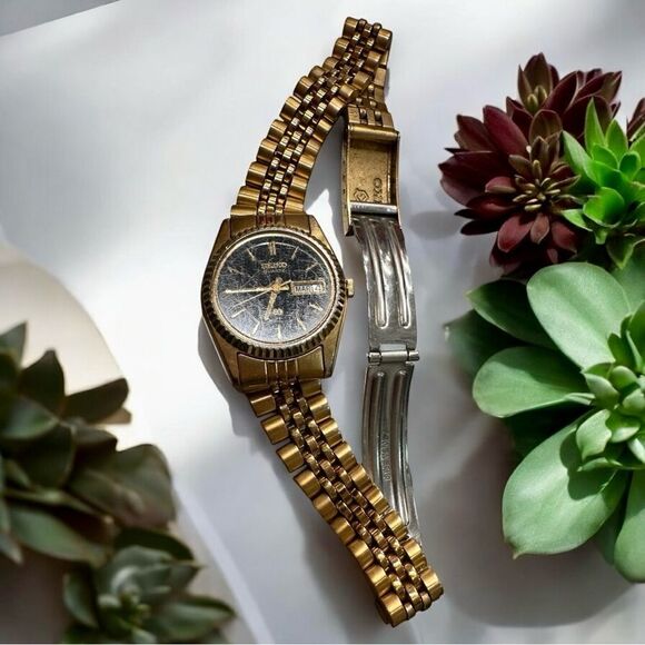 Vintage Seiko Gold-Tone Day-Date
Watch - Needs Battery - Picture 17 of 17